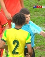 新葡京-澳大利亚球员明知死球仍射空门，主裁判口头警告未出牌