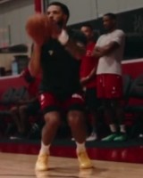 新葡京-小贾也在！范弗里特晒训练视频：突破中的急停跳投和三分