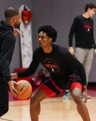 乌度卡乱用人，火箭队仅8人轮换，双锋线31中9，阿门没三分上限低