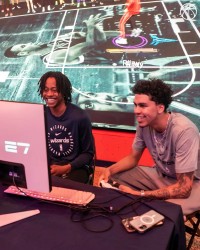 新葡京-奇才社媒晒特雷-约翰逊等球员出席NBA2K发布会的现场照片