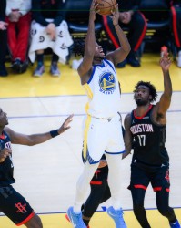 新葡京-库里：你能看出贝西的比赛感觉很好&amp;他充满侵略性 14分12板很关键