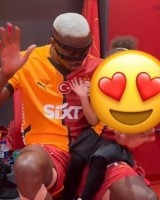 转会接近成行！奥斯梅恩社媒晒加拉塔萨雷更衣室视频