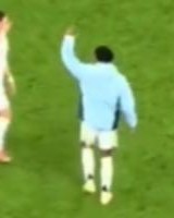 新葡京-调皮一下居勒尔赛后对着恩德里克模仿倒钩的动作